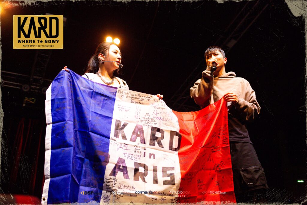 J.Seph et Jiwoo avec le drapeau français