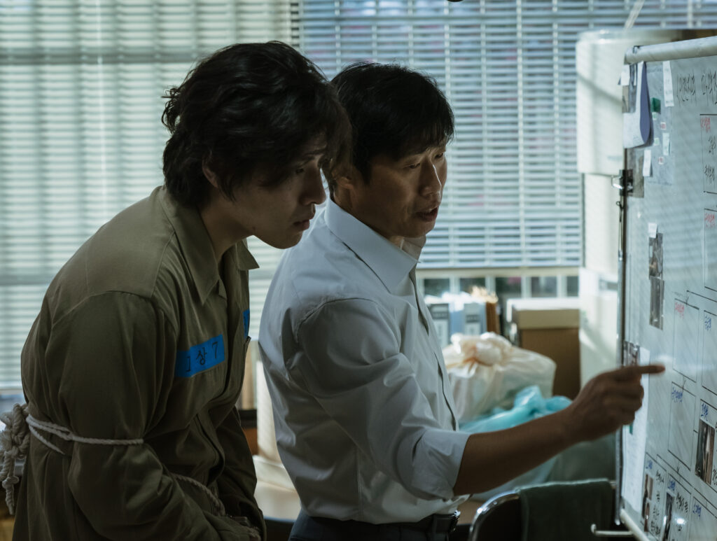 Yadang : The Snitch
Condamné à tort pour consommation de drogue, Lee Kang-su accepte la proposition du procureur Gwan-hee