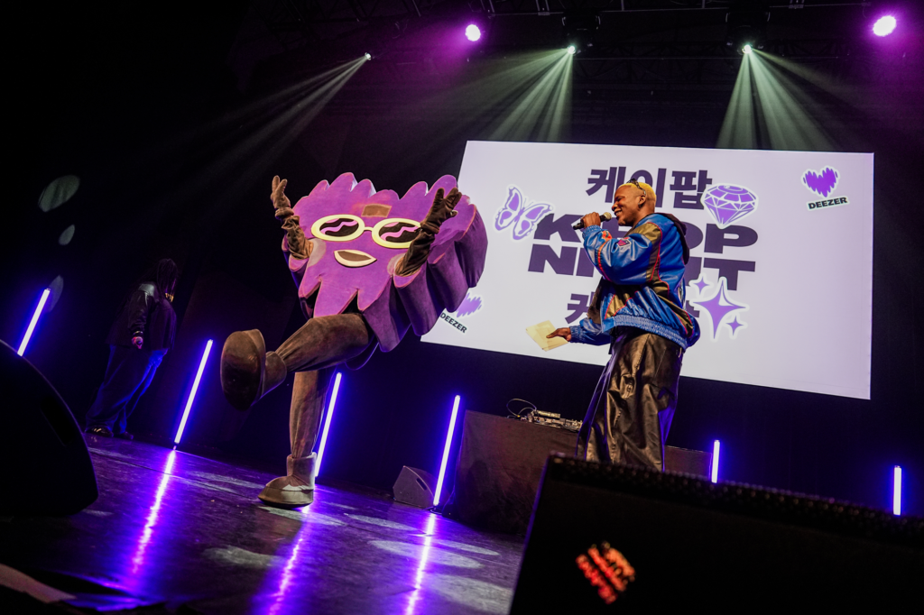 Soirée Kpop Night de Deezer (Clyde Williams et Dee, la mascotte)