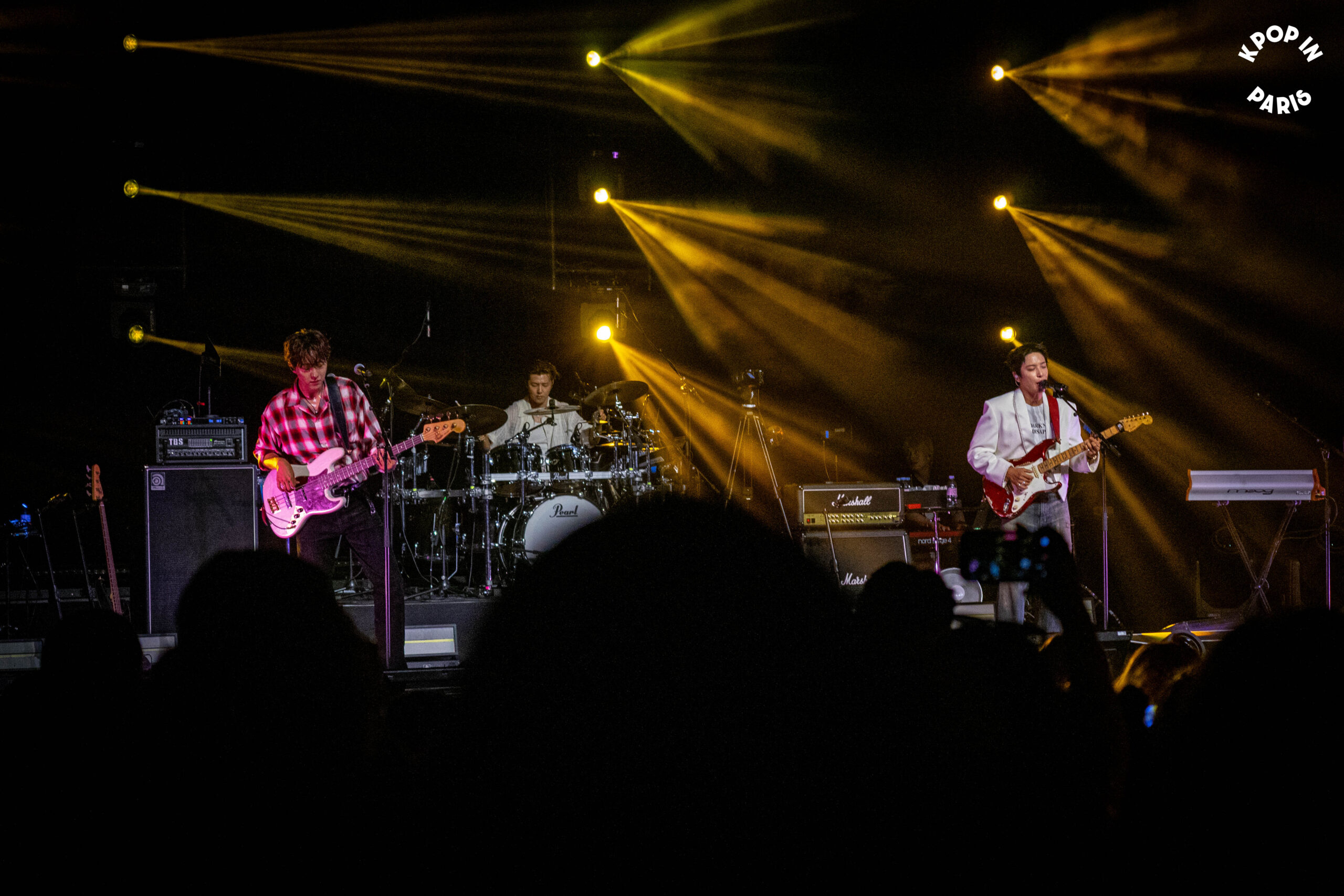 CNBLUE et BOICEs font trembler les Folies Bergère