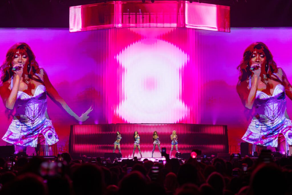 Katseye sur la scène de l'Accor Arena
